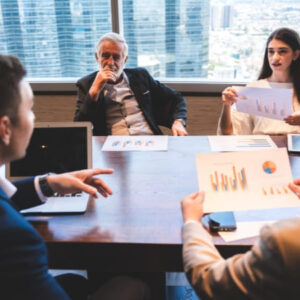 Equipe profissional executiva de negócios discutindo sobre reunião para planejamento de projeto de investimento