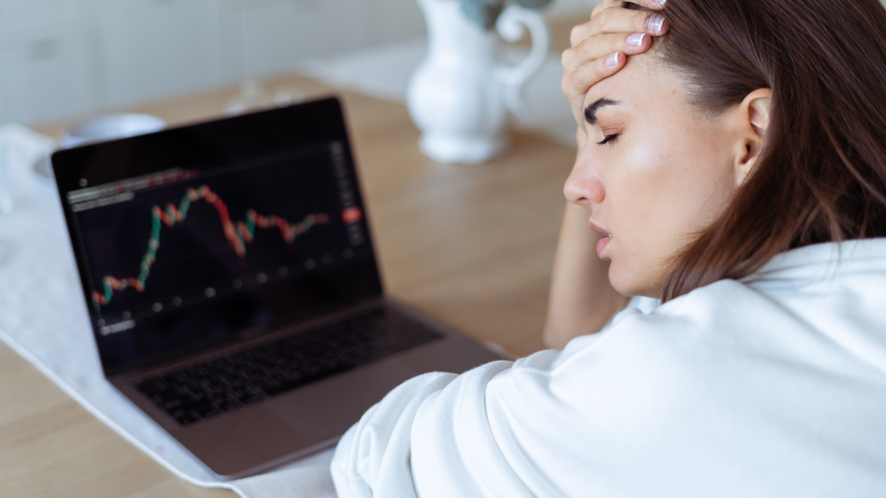 Impacto emocional da volatilidade do mercado financeiro: a importância da gestão de riscos e da educação financeira para proteger investimentos e evitar decisões impulsivas.