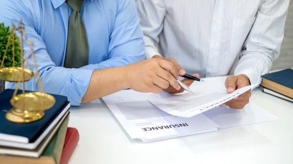 Gestores analisando regulamentações e contratos para fundos de pensão e RPPS, reforçando a importância da governança, da conformidade jurídica e da segurança nos investimentos previdenciários.