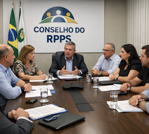 Reunião formal do Conselho do RPPS com oito conselheiros sentados ao redor de uma mesa, discutindo documentos e decisões previdenciárias.